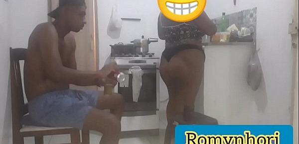  NA CASA DA MINHA PRIMA ELA FAZENDO O JANTAR EU QUERENDO COMER A SOBREMESA PRIMEIRO, FUI PARAR NA CAMA DELA EM SEGUIDA VIDEO COMPLETO NO RED